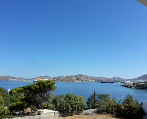 Θέα στον κόλπο της Παροικιάς Θέα στον κόλπο της Παροικιάς