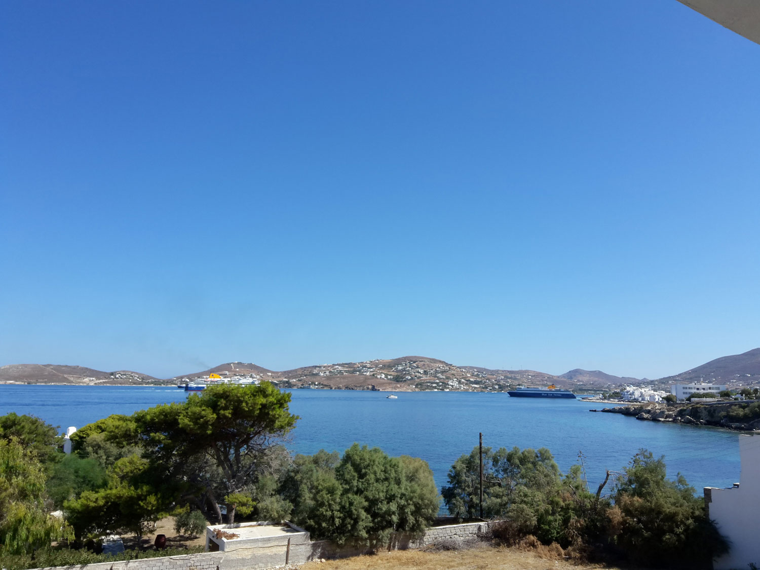 Θέα στον κόλπο της Παροικιάς Θέα στον κόλπο της Παροικιάς